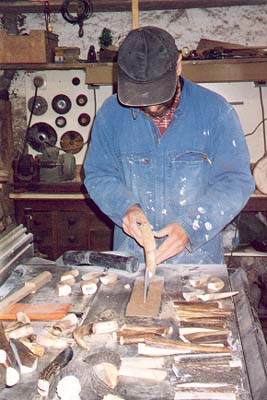Découpe_de_dents_de_phacochère_et_de_bois_de_cerf
